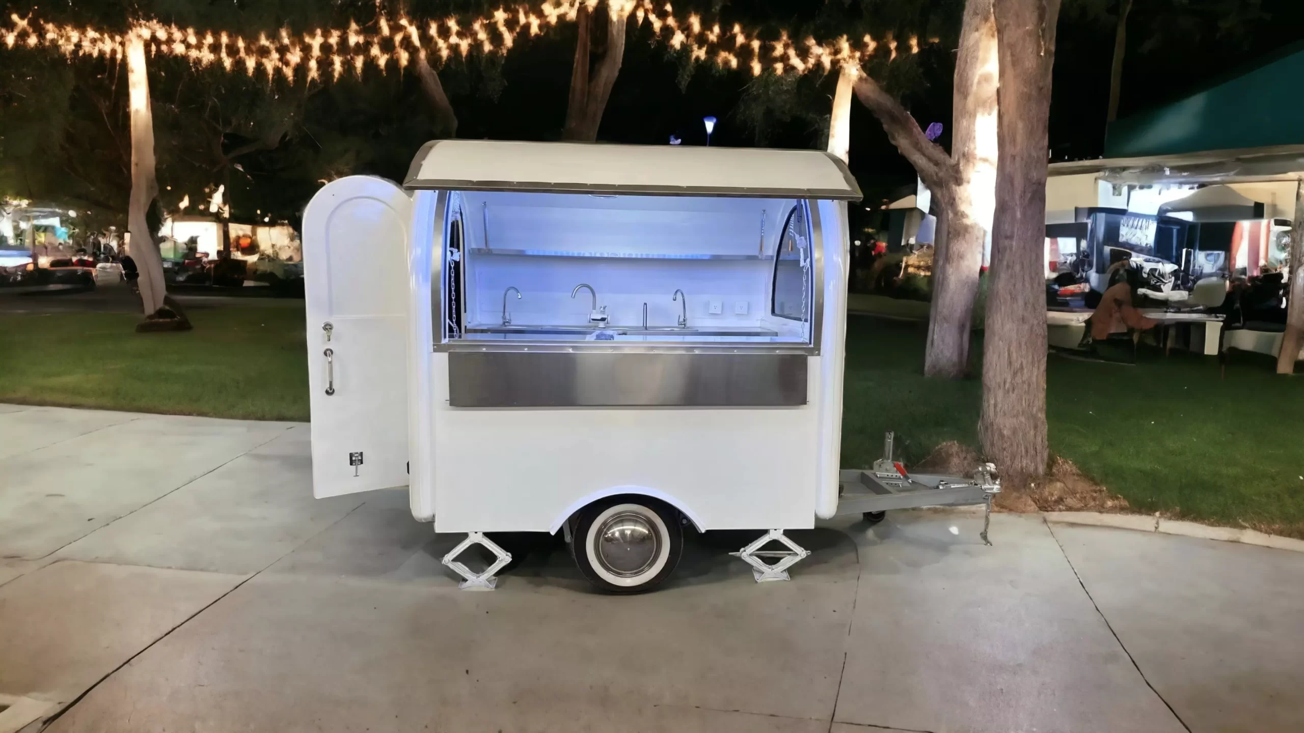Discover the perfect Food Truck for Sale in the USA - the Best La Cocina Food Trailer with Italian Retro Charm. Our versatile food truck offers Taco, Hot Dog, Tamales, Coffee, Ice Cream and more. Equipped with 3 sinks, a fryer, and a rain protection system, it's a complete mobile kitchen. Explore this unique opportunity now from Trailer Concept